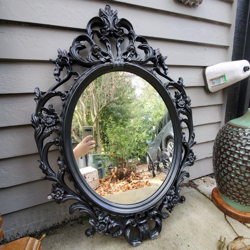 Black Ornate Oval Mirror. Exellent Condition. New