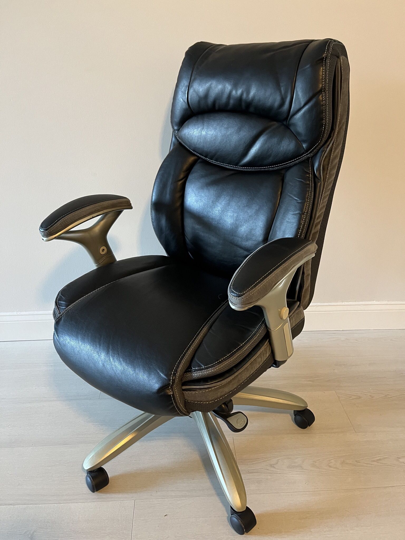 Serta Smart Layers Jennings Ergonomic Chair for Sale in Pompano Beach