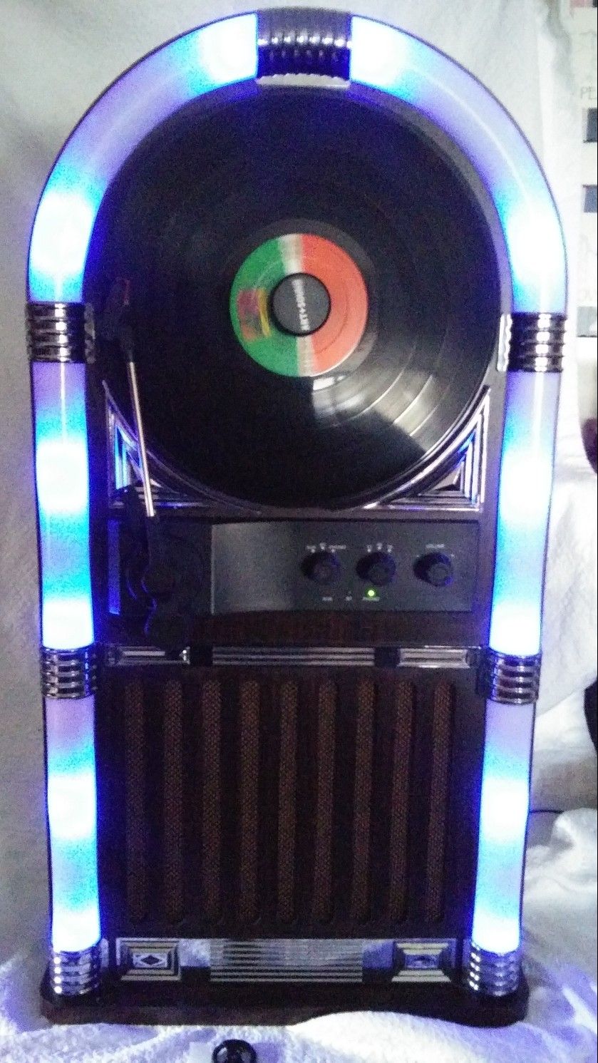 ART+SOUND AR3004 Bluetooth Wireless Jukebox with Vertical Record Player and Retro Light Show!
Details
Styled like a retro jukebox, this record player