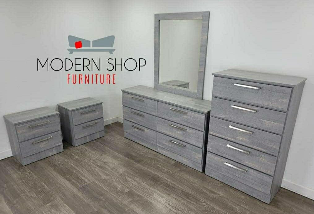 Dresser With Mirror,Chest And Two Nightstands_ (Cรณmoda Con Espejo, Gavetero, Y Dos Mesitas De Noche)