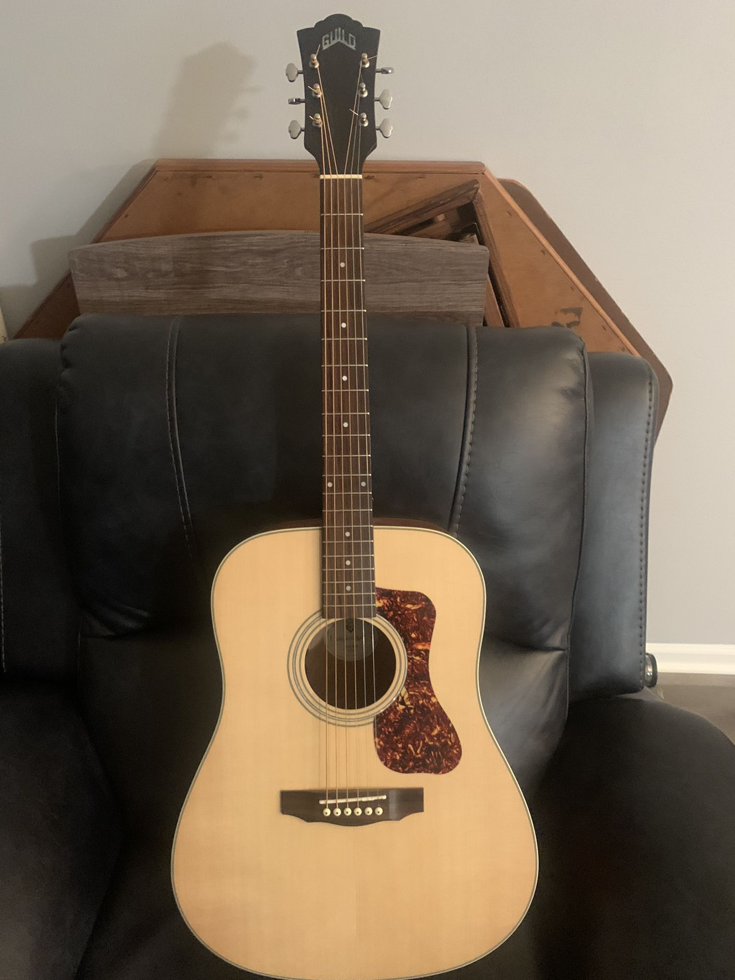 Guild D240e Acoustic Electric Guitar With Gig Bag 