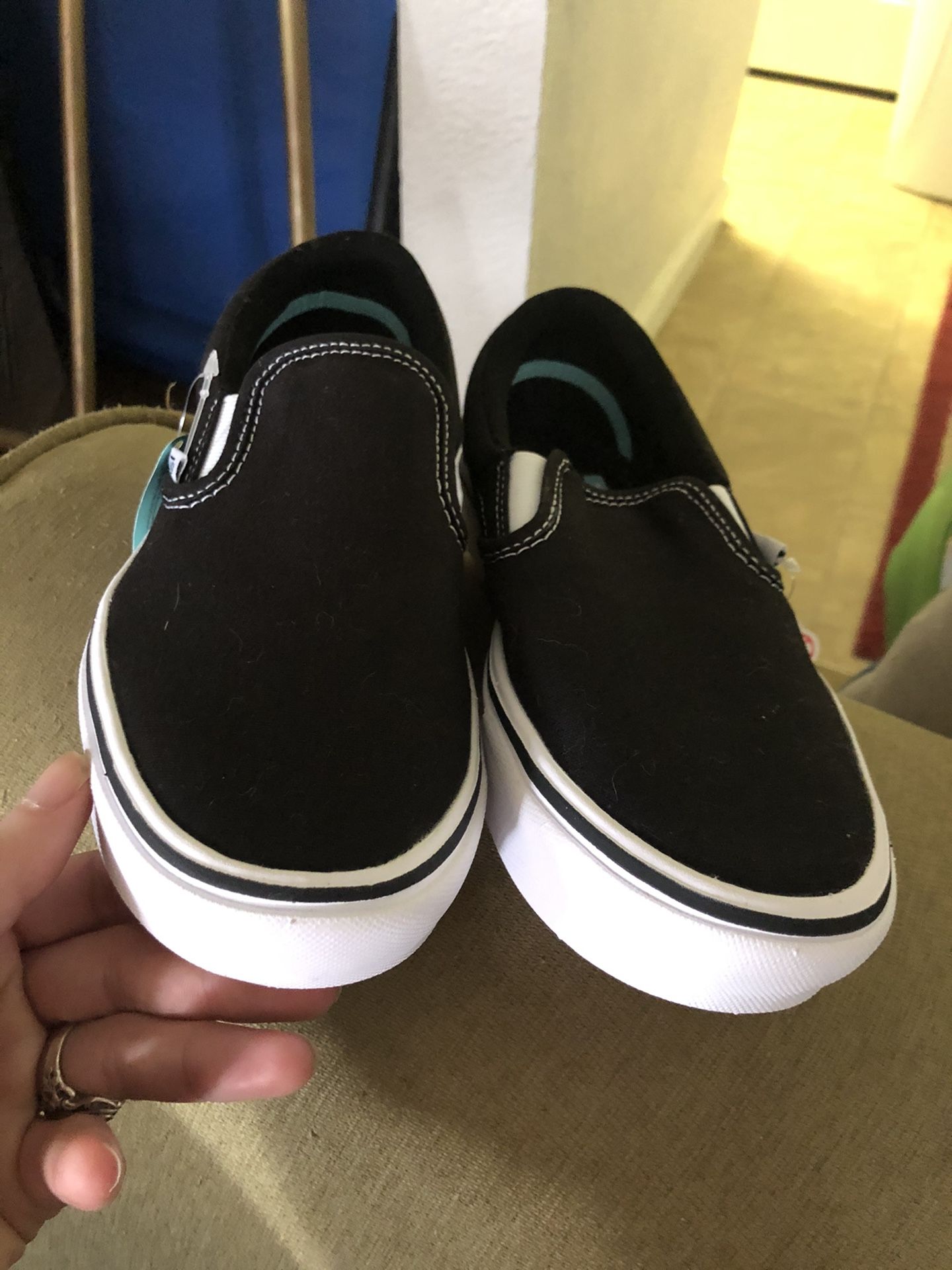 Black Vans Women’s (7) Men’s (5.5)