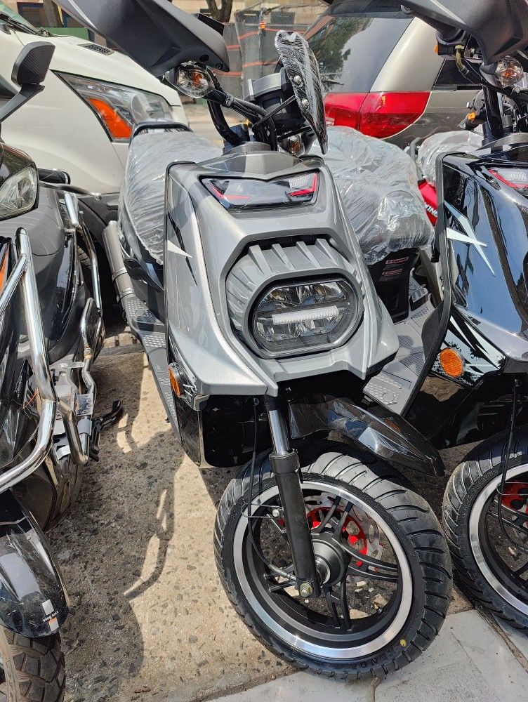 BRAND NEW MARSHALL GATOR 150 CC GAS SCOOTER MOPED for Sale in Brooklyn