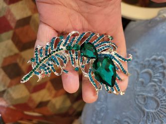 Beautiful Feather Brooch With Green Jewels (Costume Jewelry) Thumbnail