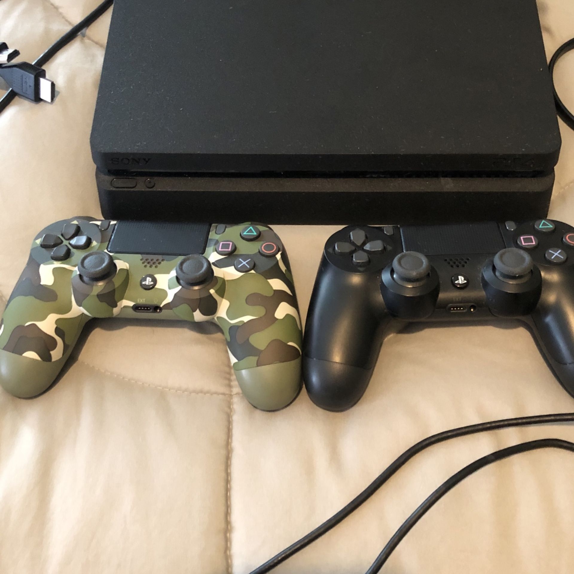 PS4, 500 GB With 2 Controllers And 7 Games