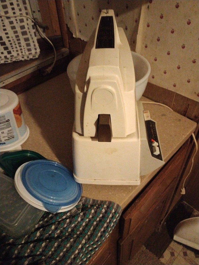 Vintage Oster Regency Mixer W/Large Bowl And 2 Mixing Paddles/Beaters