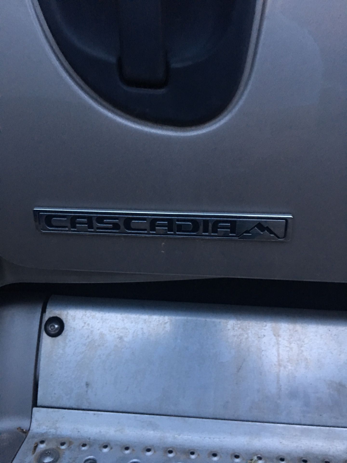 2011 Freightliner Cascadia Detroit DD15 y 10 spds transm, Dump