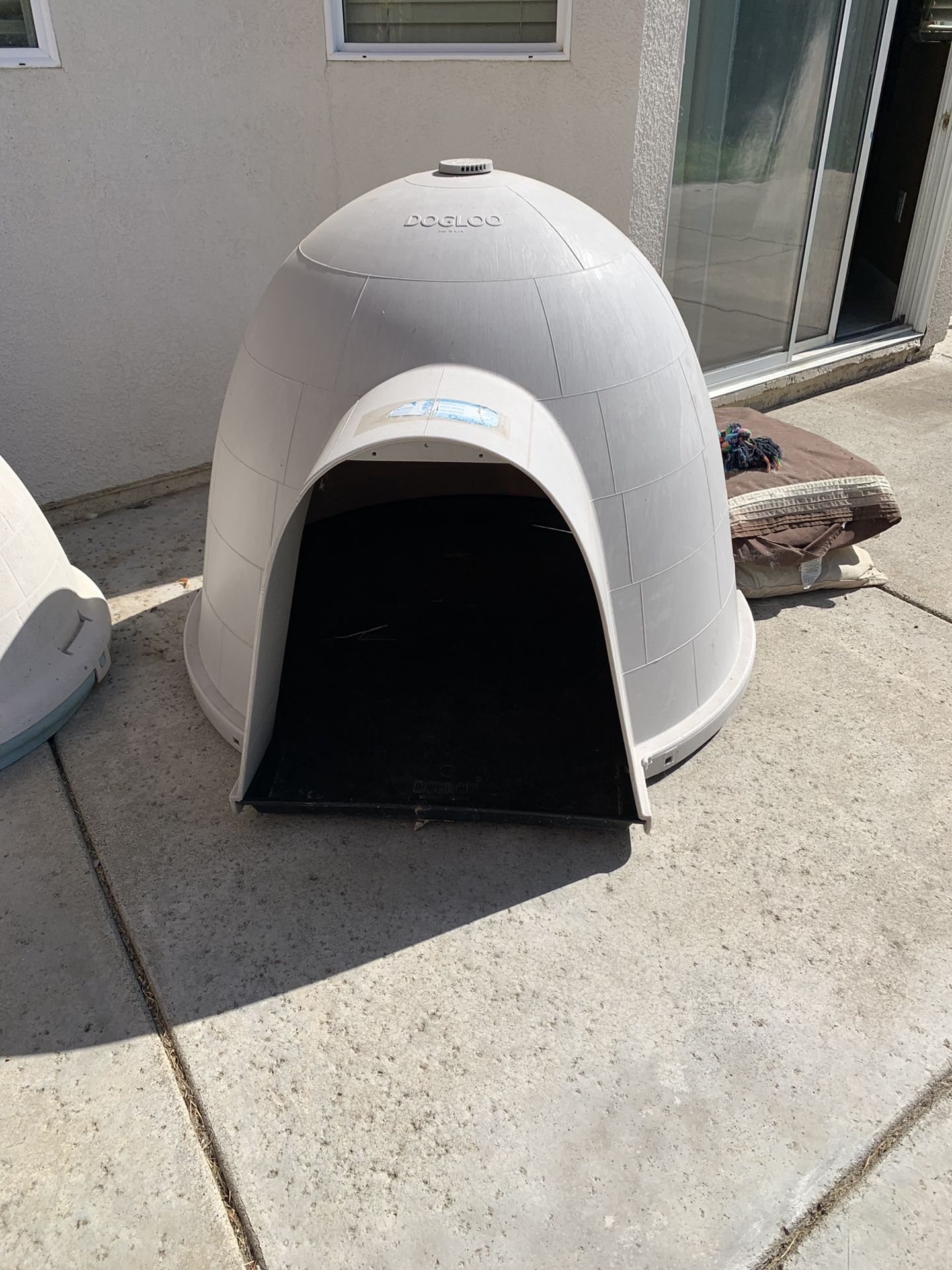 Petmate DOGLOO XL DOG HOUSE for Sale in Sacramento, CA OfferUp