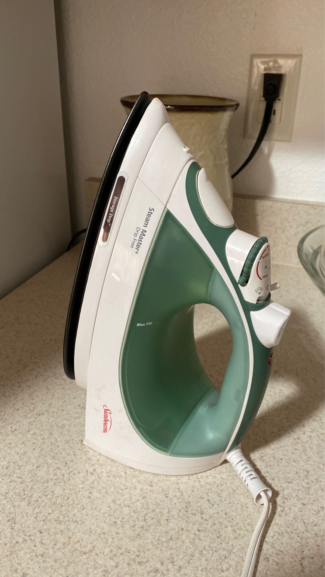Sunbeam steam master drip free iron with cord storage