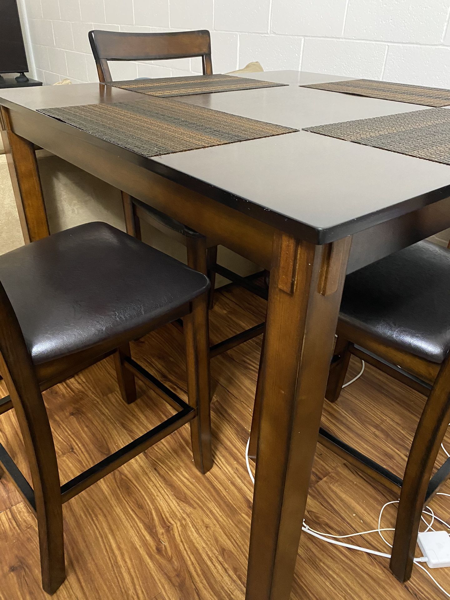 Good condition table set!