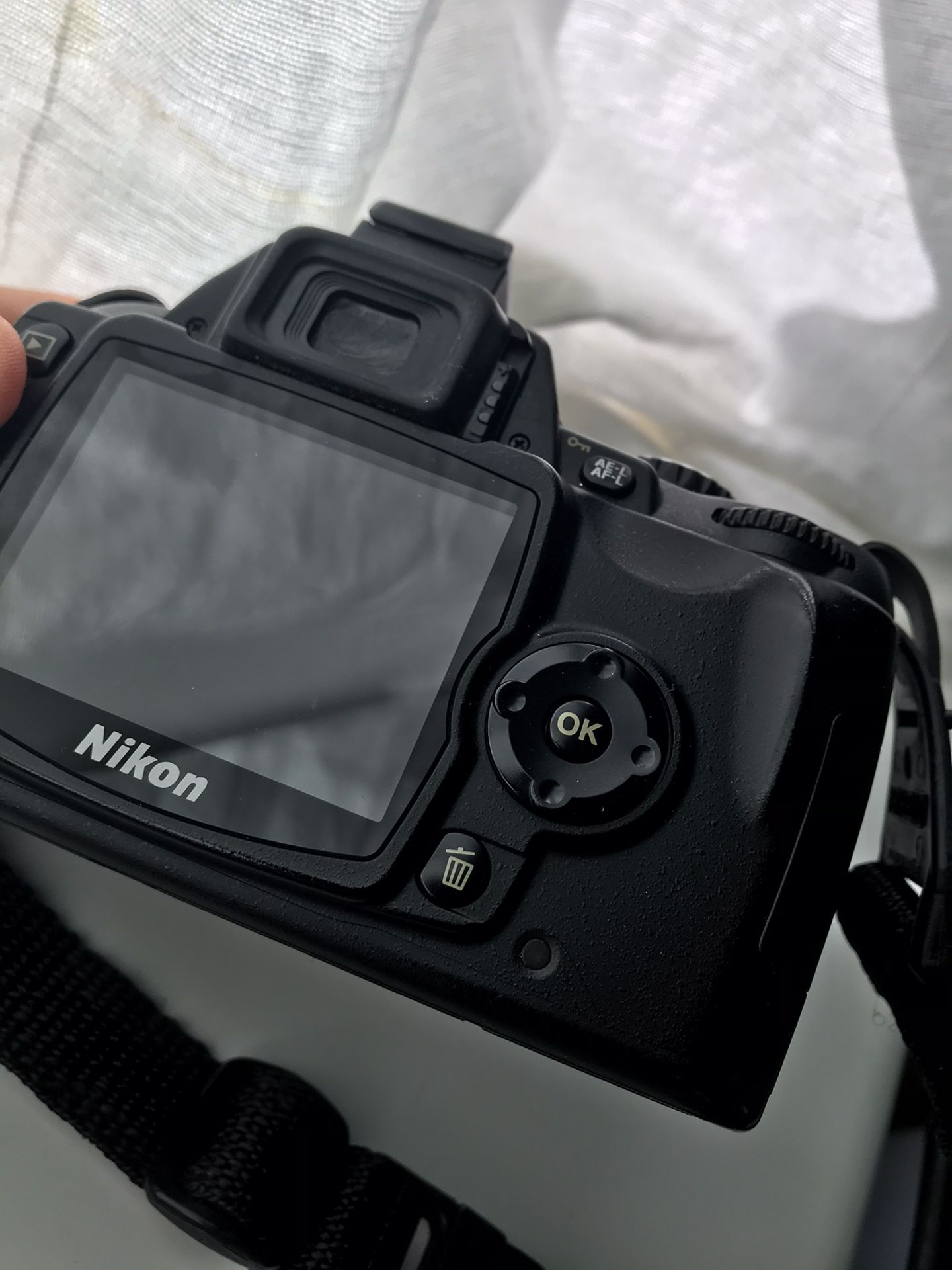 Nikon D40 6.1 MP Digital Camera DSLR Body only
