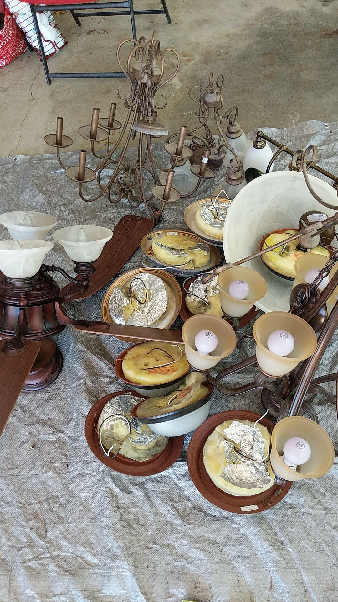 Assorted light fixtures