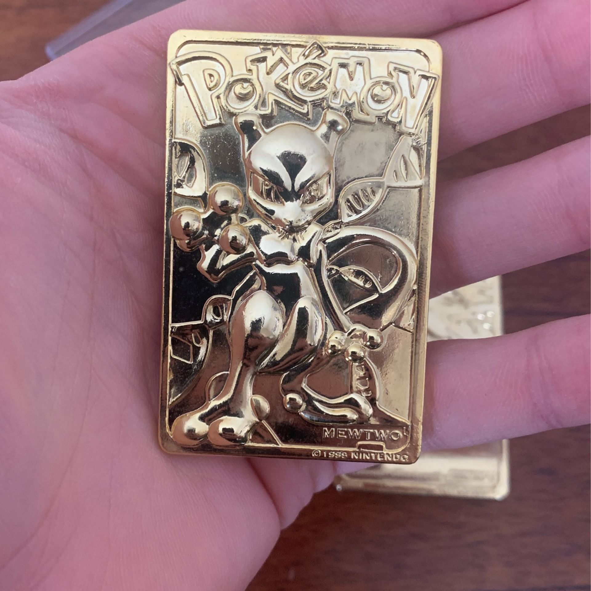 2 Gold Plates Pokémon Cards - Charizard & Mewtwo