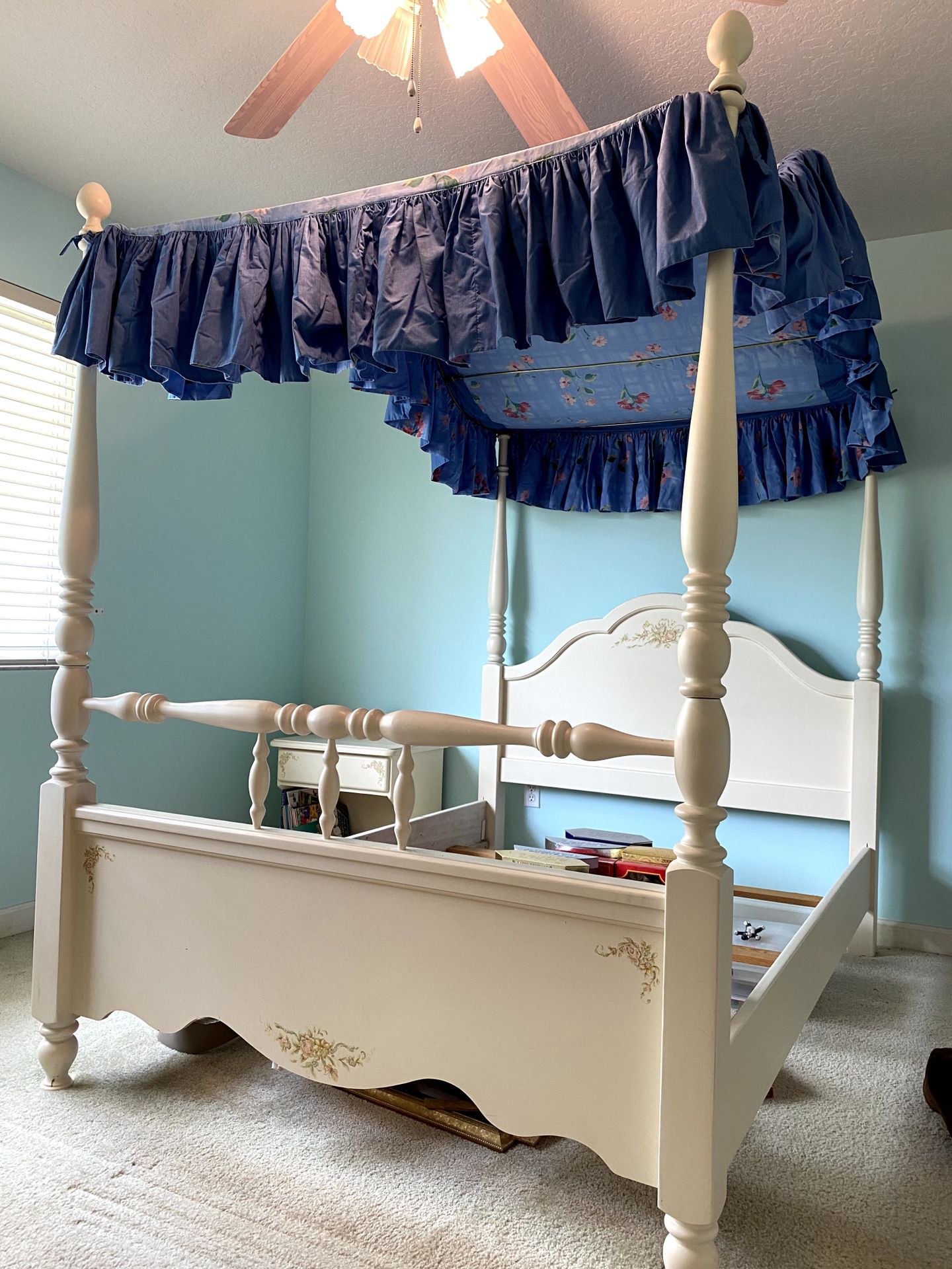 Full Size Canopy Bedroom Excellent