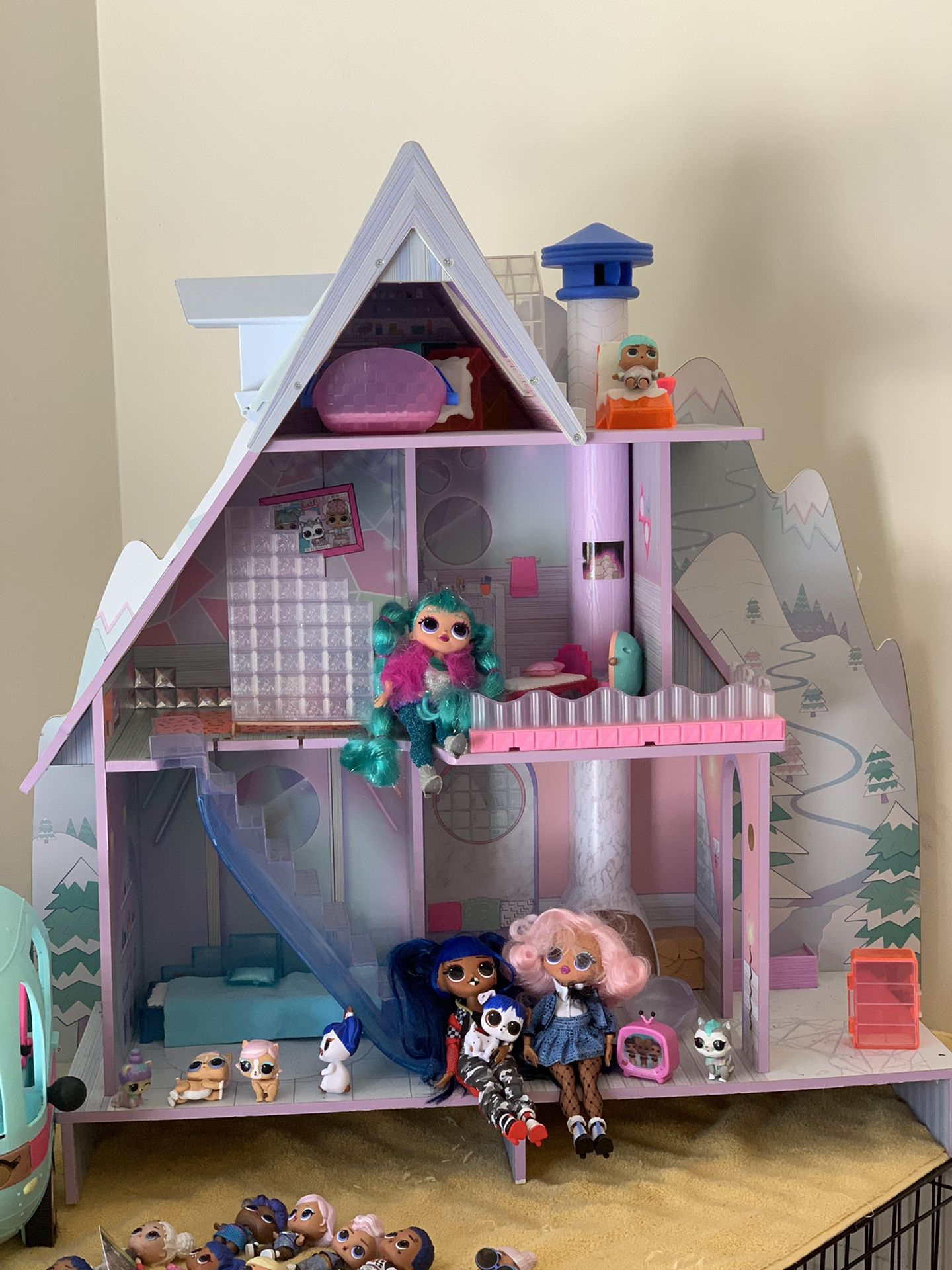 LOL 2-1 Glamper And Winter Cabin Doll House With Over 20 Dolls And tons Of Accessories 