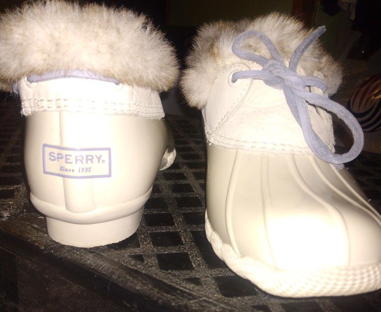 SPERRY IVORY  FAUX FUR LINED BOOTS -WOMEN'S SZ .7