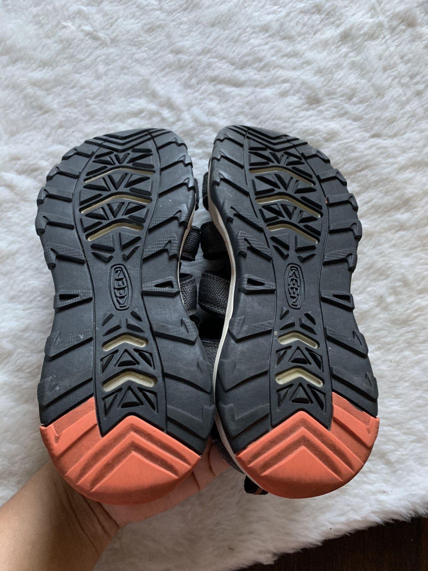 Keen close toe shoes Size 5 Women