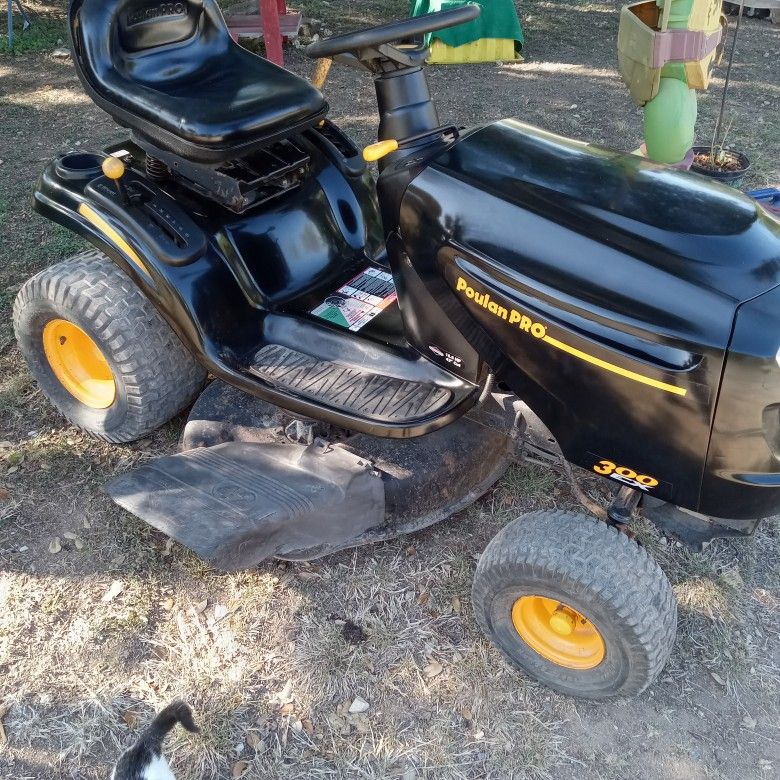 Poulon pro riding lawnmower
