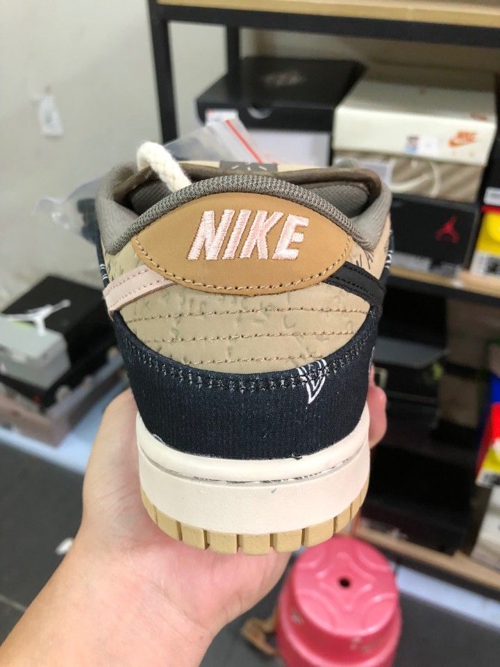 Travis scott dunk all size we have