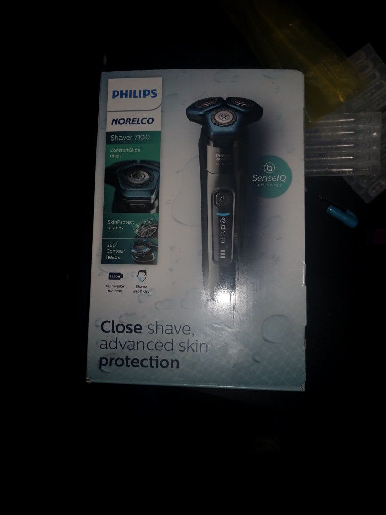 Phillips Norelco 7100 Electric Shaver