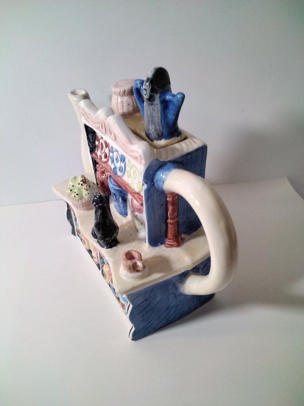 Very Cute House Tea Pot .