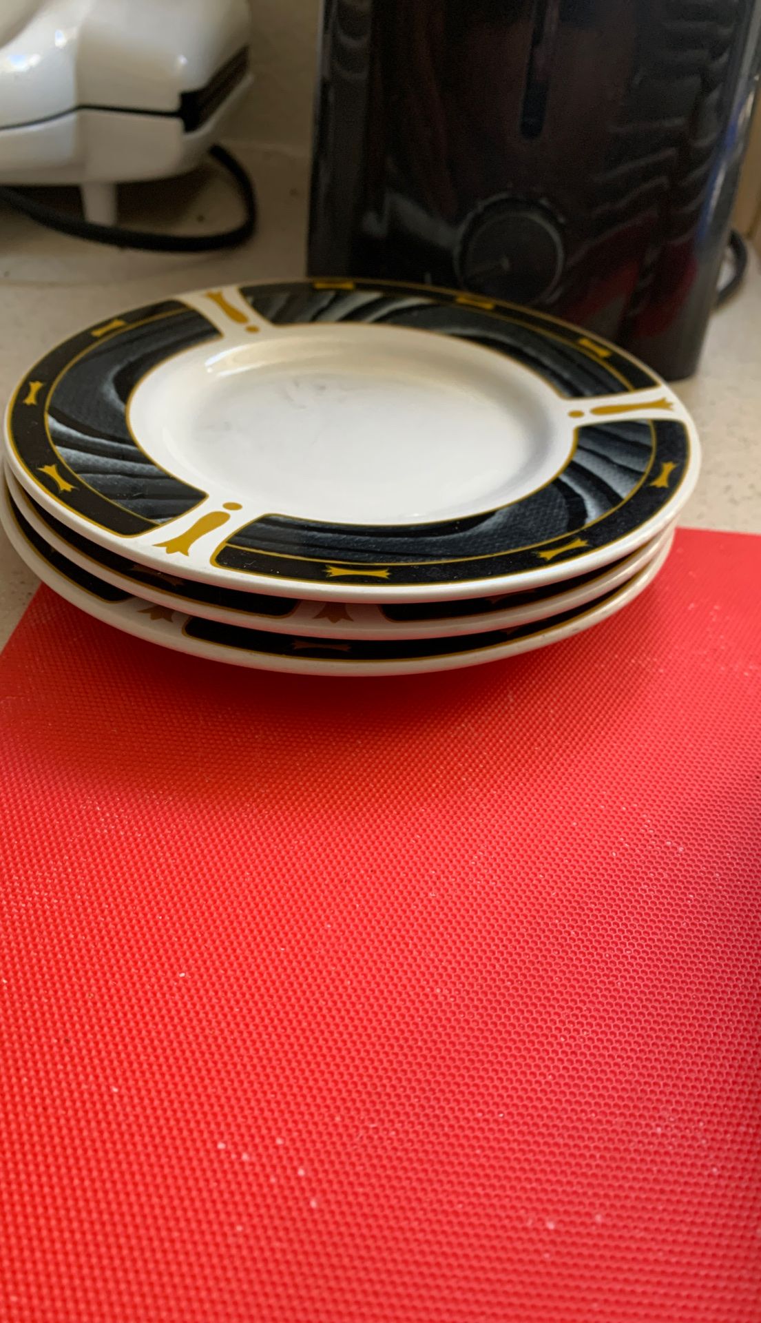 Two coffee cups two small bowls for medium bowls three large bowls three small plates four medium plates and four large plates