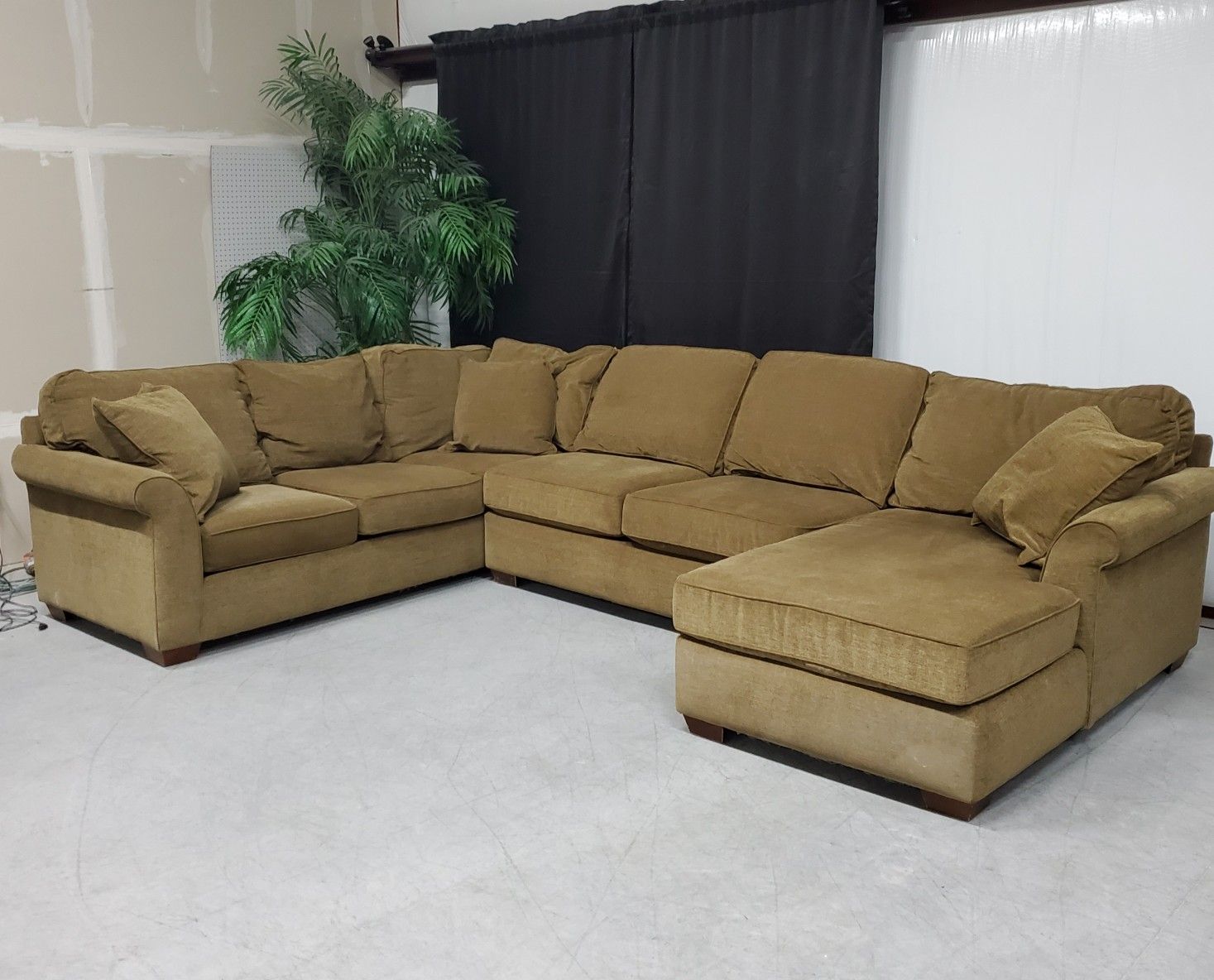 BIG "NORFOLK" HAVERTYS SECTIONAL COUCH cheap delivery! for Sale in