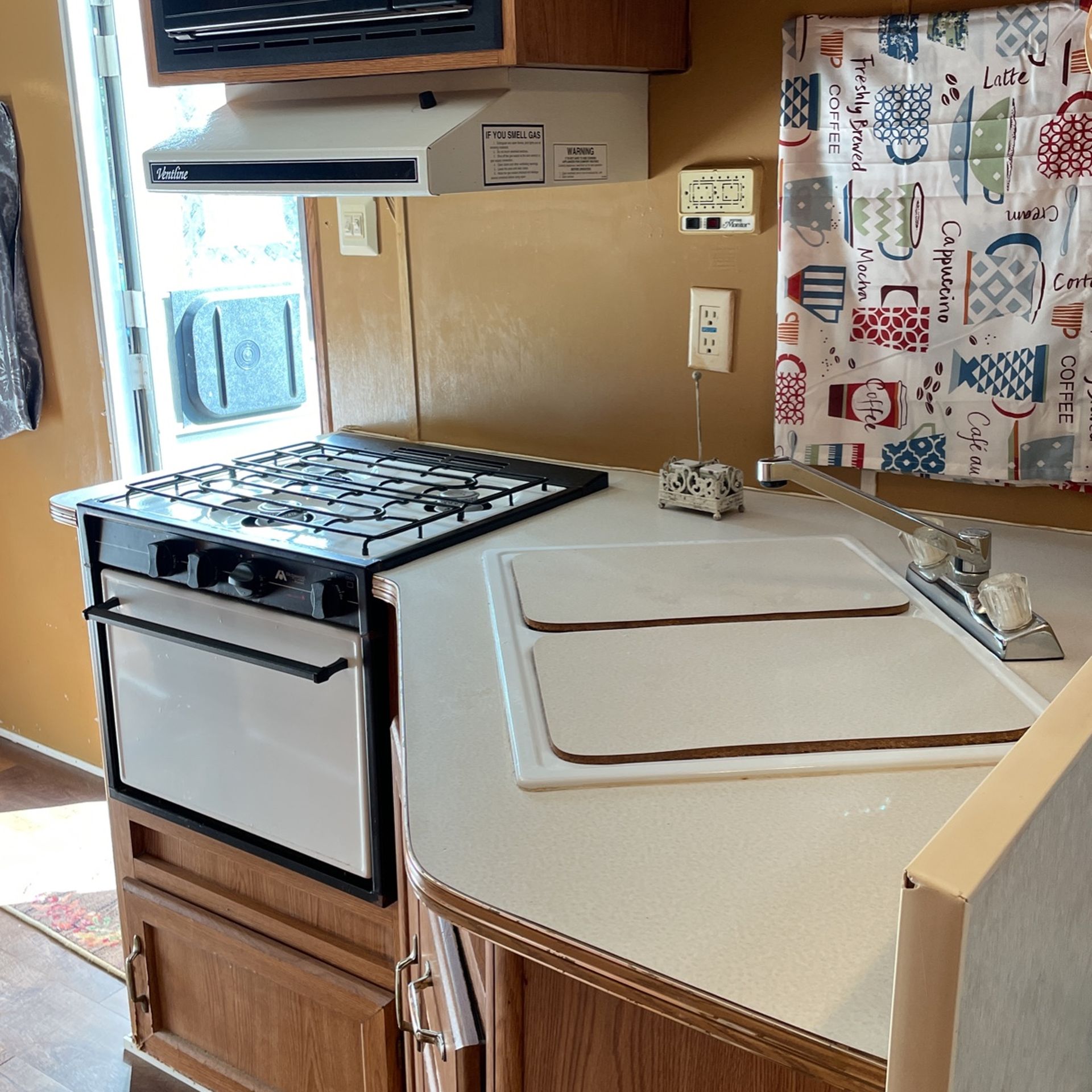 Camper, Make Noma , Model 1sn Year 1996 Body Ct 25000 Gross Weight 6250 Lbs Tongue Load 16feet Long
