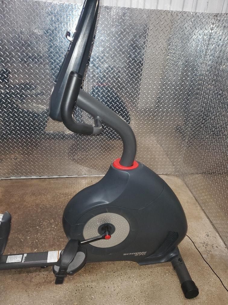 SCHWINN 270 RECUMBENT BIKE ( LIKE NEW & DELIVERY AVAILABLE TODAY) LAST MINITE CHRISTMAS 🎄 GIFT 🎁 🎀