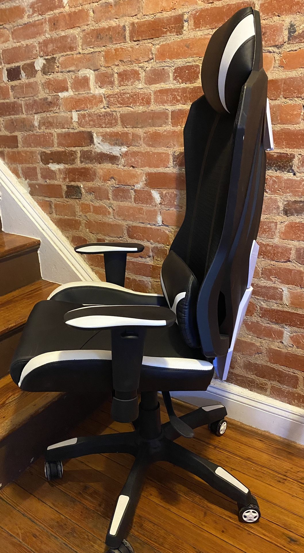 Almost Brand new Gaming Chair