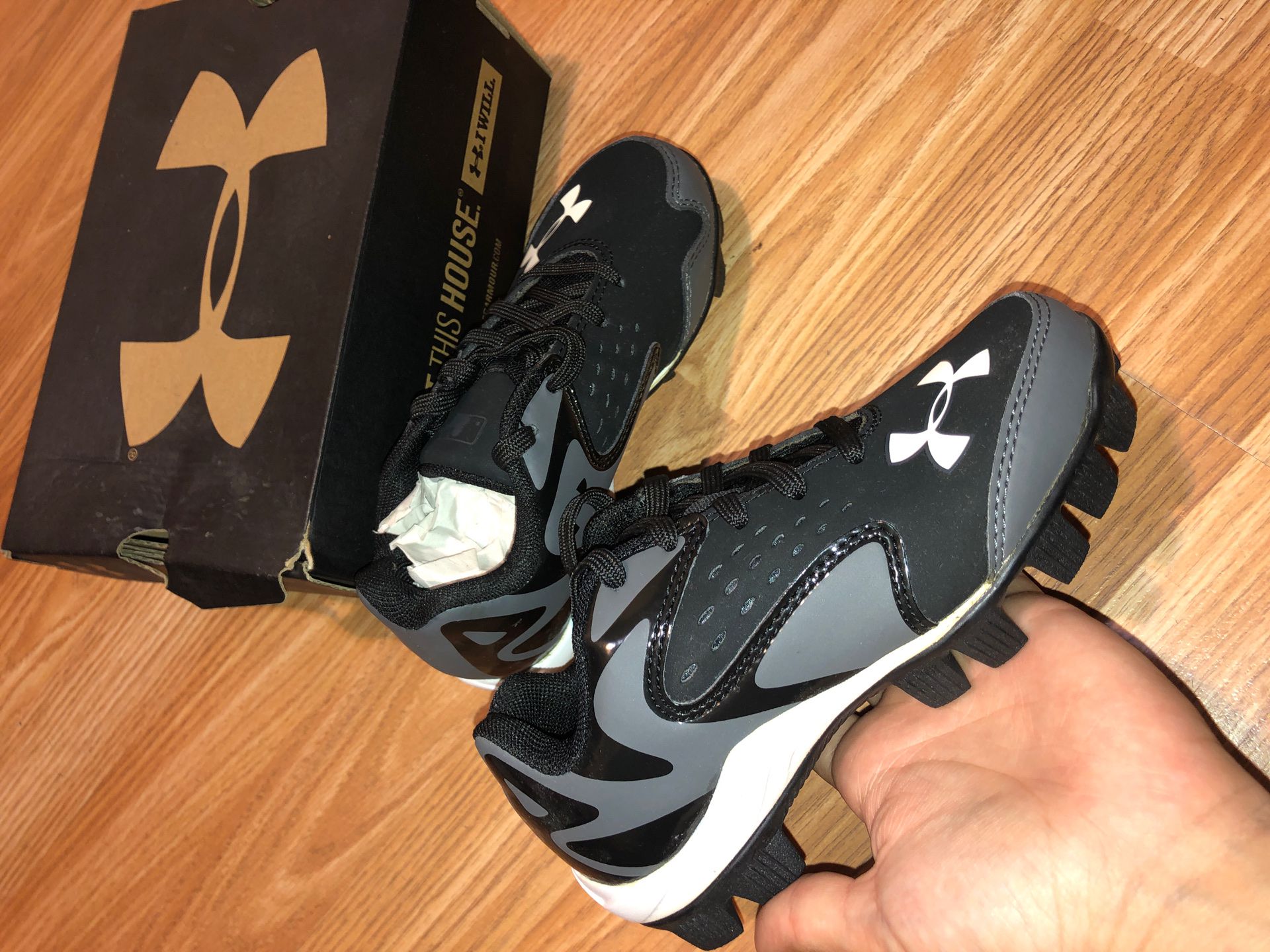 Under Armour baseball cleats YOUTH