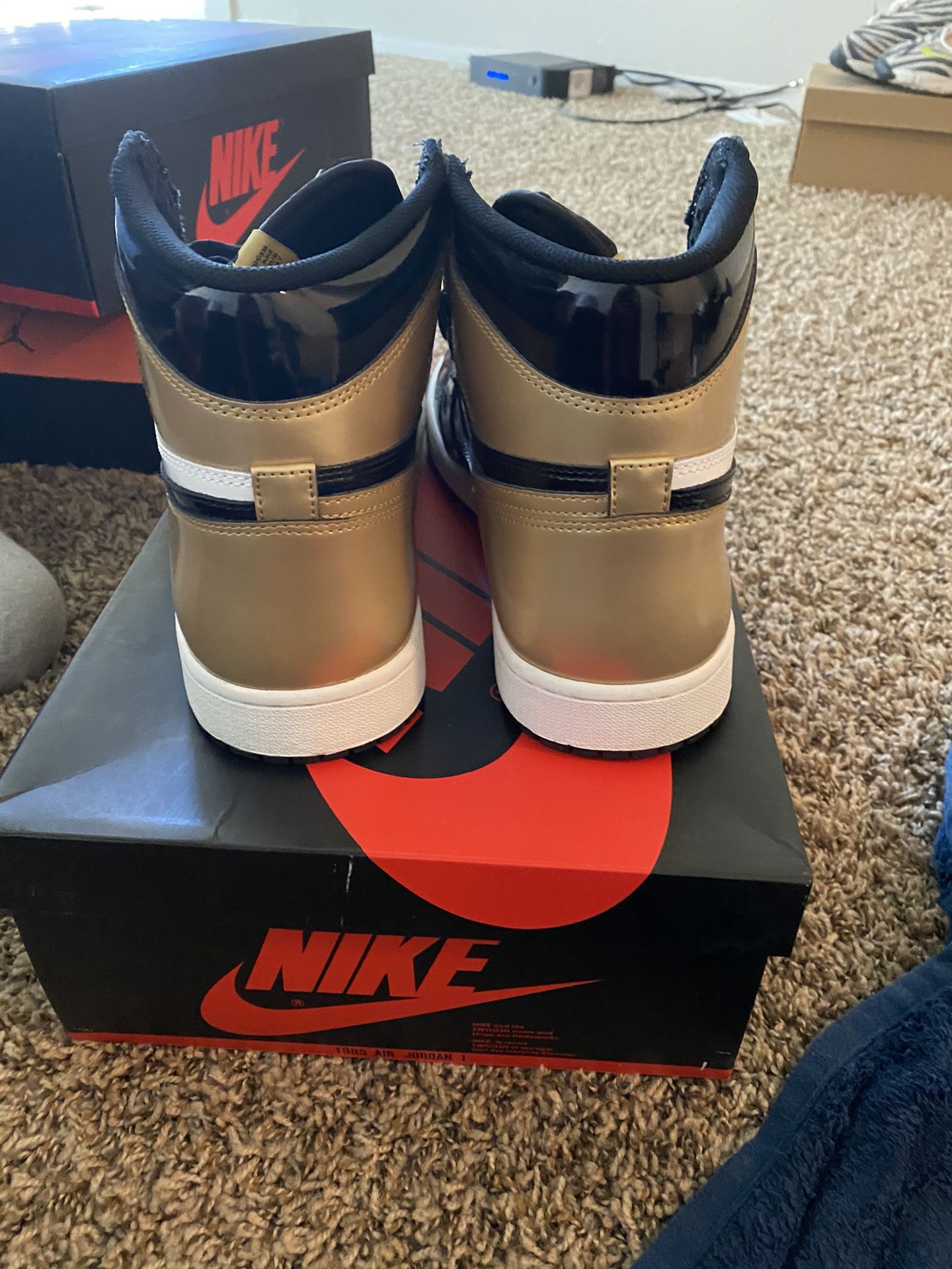 Retro Jordan Gold Toe 1s