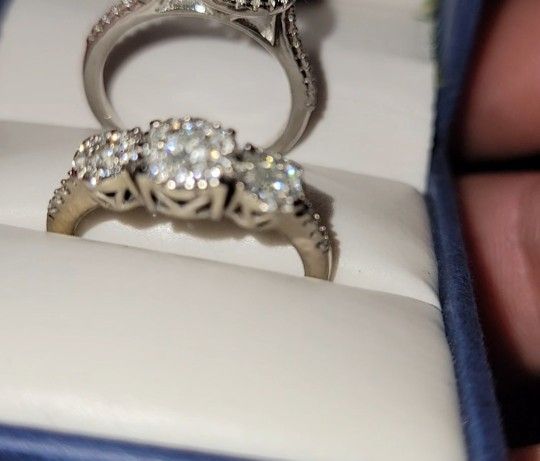 14kt WHITE GOLD ENGAGEMENT RING CLASSIC DESIGN