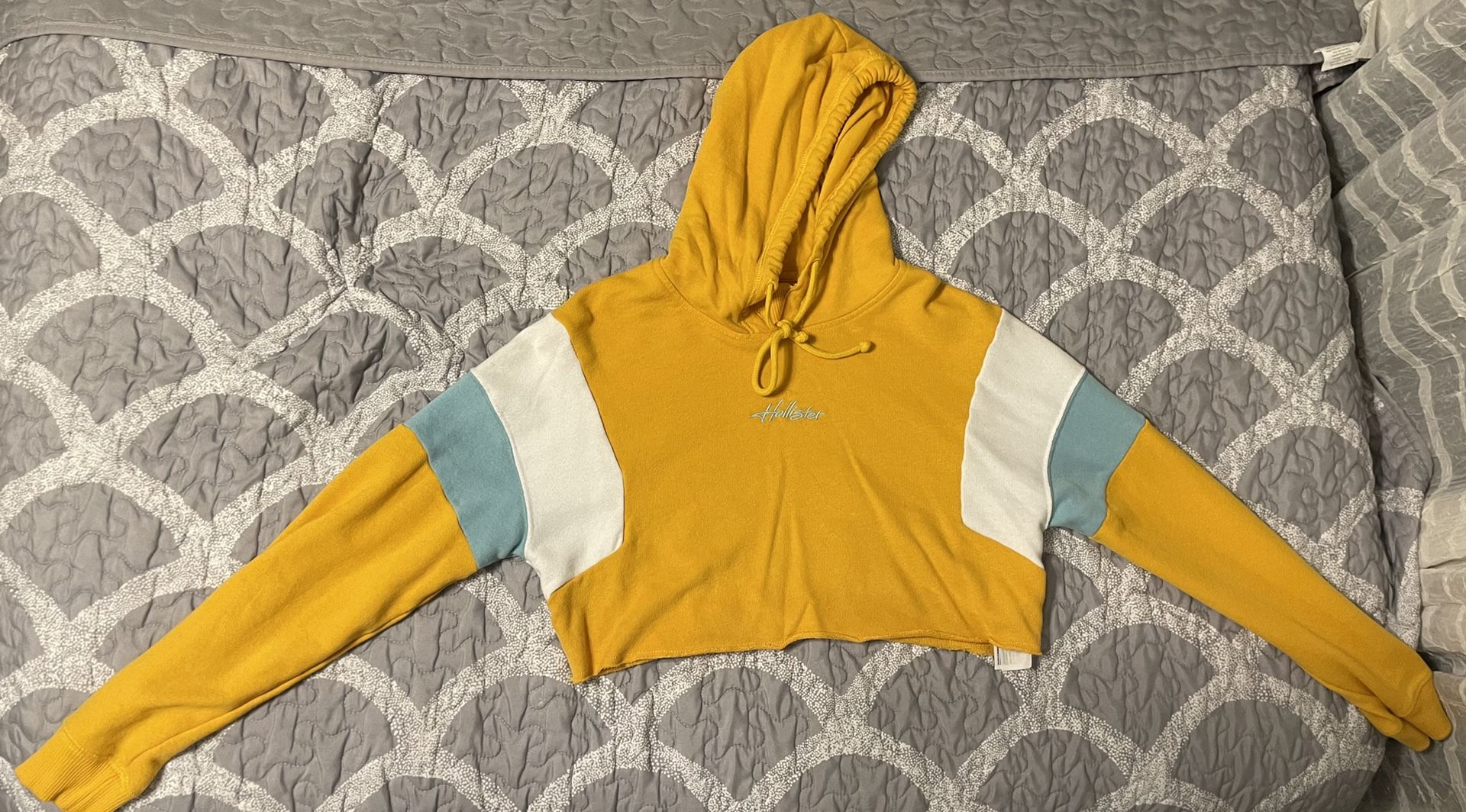 Hollister yellow cropped hoodie!! Size small!