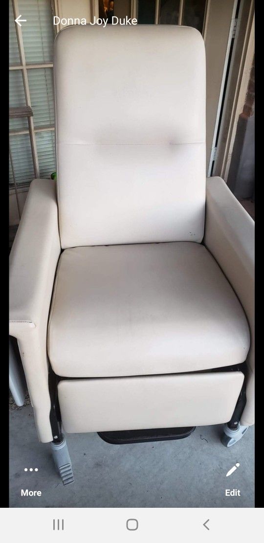 Geri Chair With Side Tray