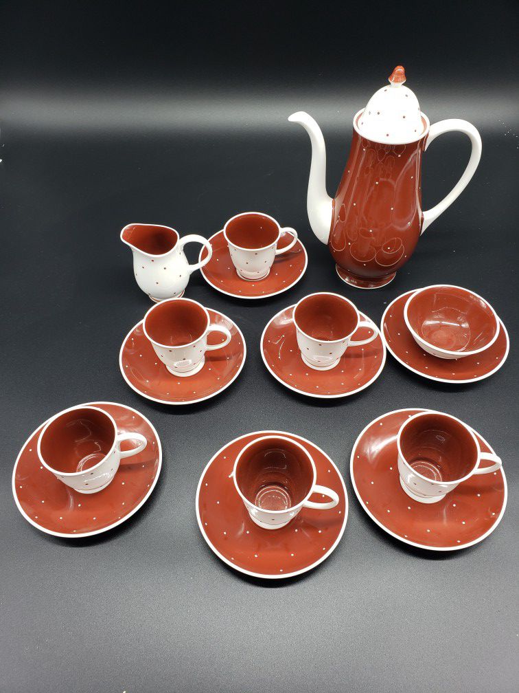 Susie Cooper art deco coffee pot, lid, creamer, sugar bowl, 6 teacups and 7 saucers.