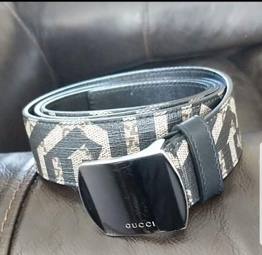 REAL MENS GUCCI BELT. SUPREME LEATHER 424674 SIZE 110-44
GREAT CONDITION