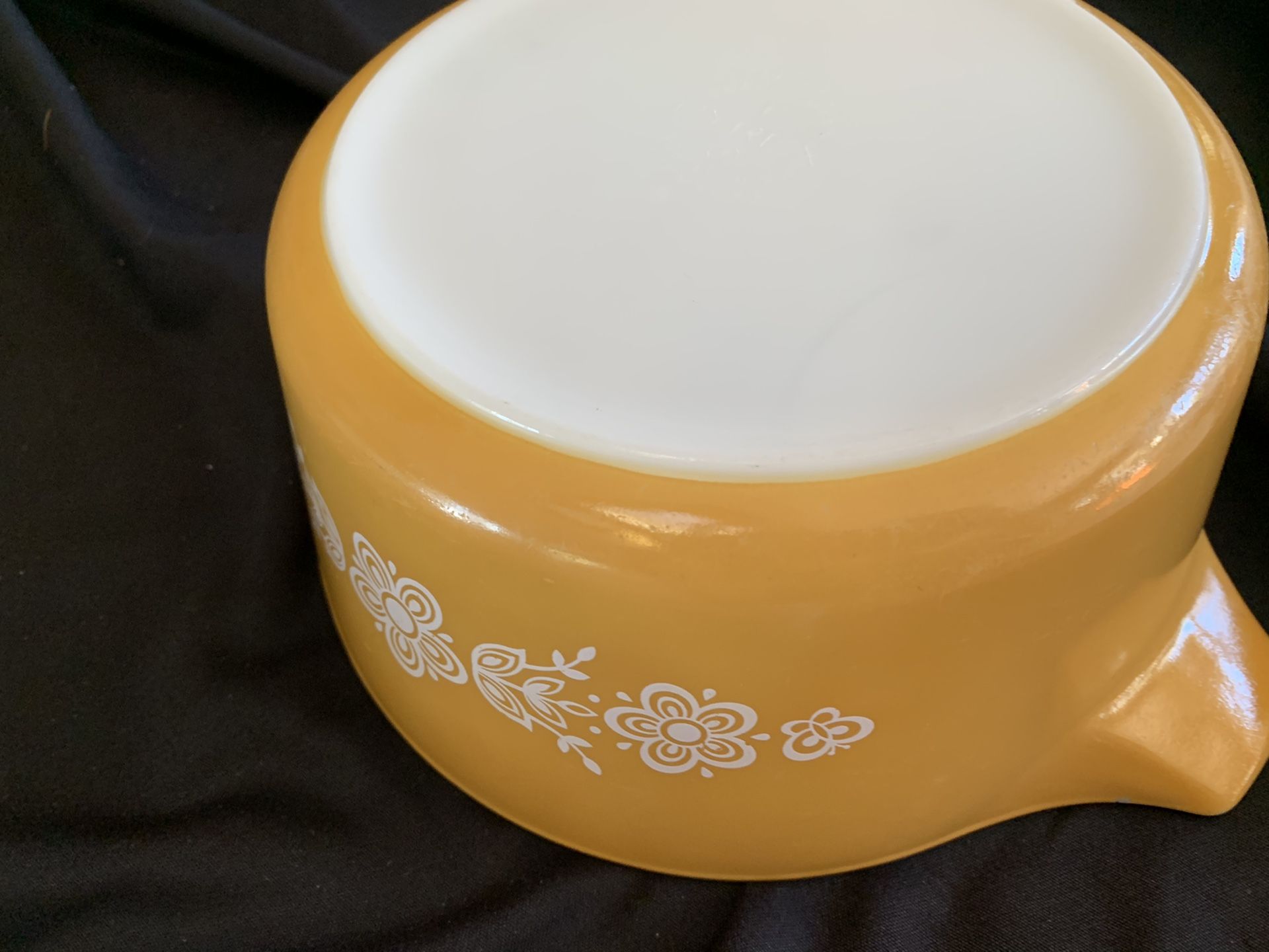 Pyrex 2 ½ qrt Cinderella bowl. Yellow/orange