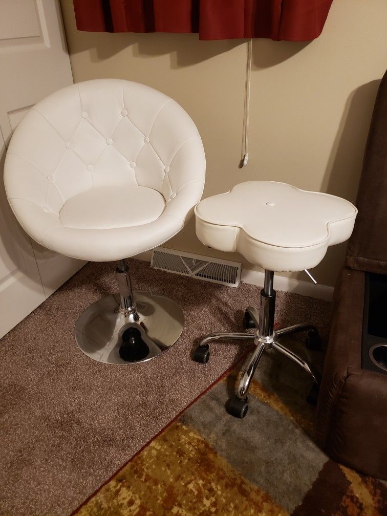 💥Nice White Stool Seat - Rolls, Swivels, Height Adjusts💥