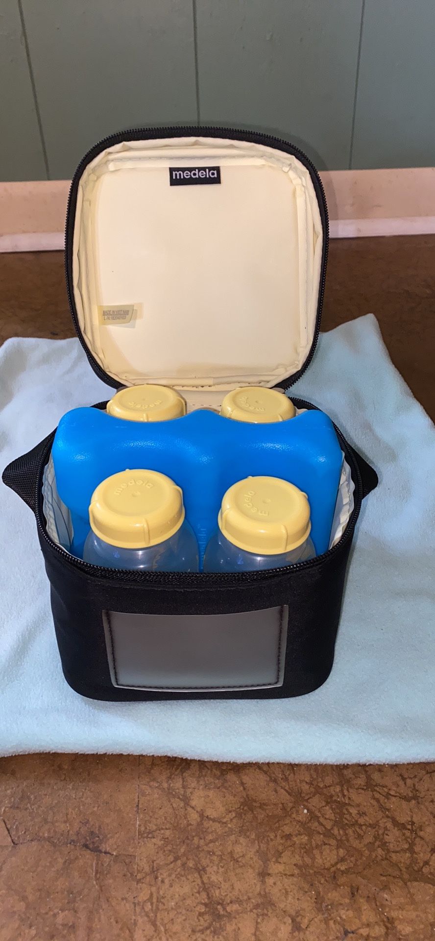 Medela Breast Pump w/ Storage Cooler