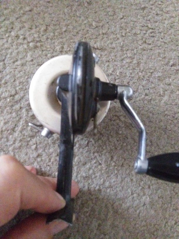 VINTAGE SIERRA FISHING REEL