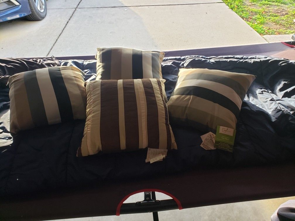 4 Mainstays Indoor ,outdoor throw pillows