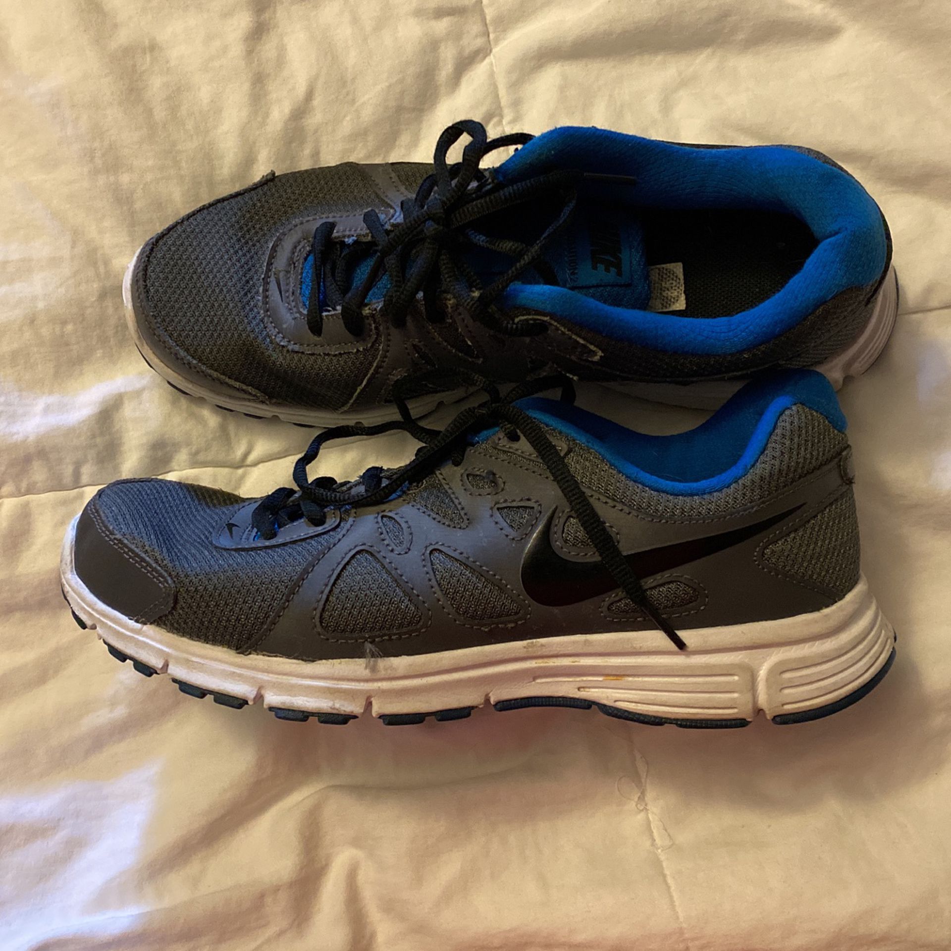 Nearly New Nike Lightweight Shoes, Size 8.5 Mens