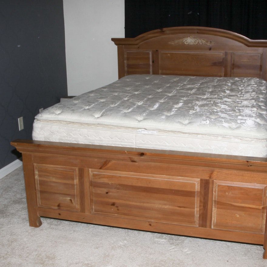 Queen bedroom set 5 piece Broyhill Fontana pine for Sale in Castro