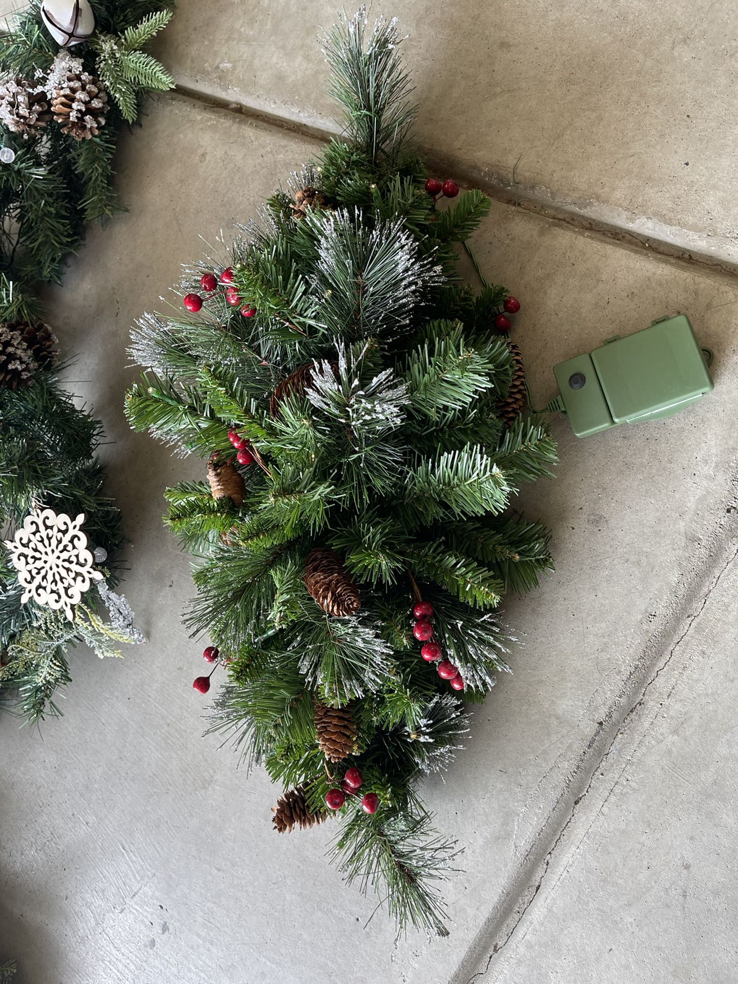 Pre-lit Garland and Centerpiece