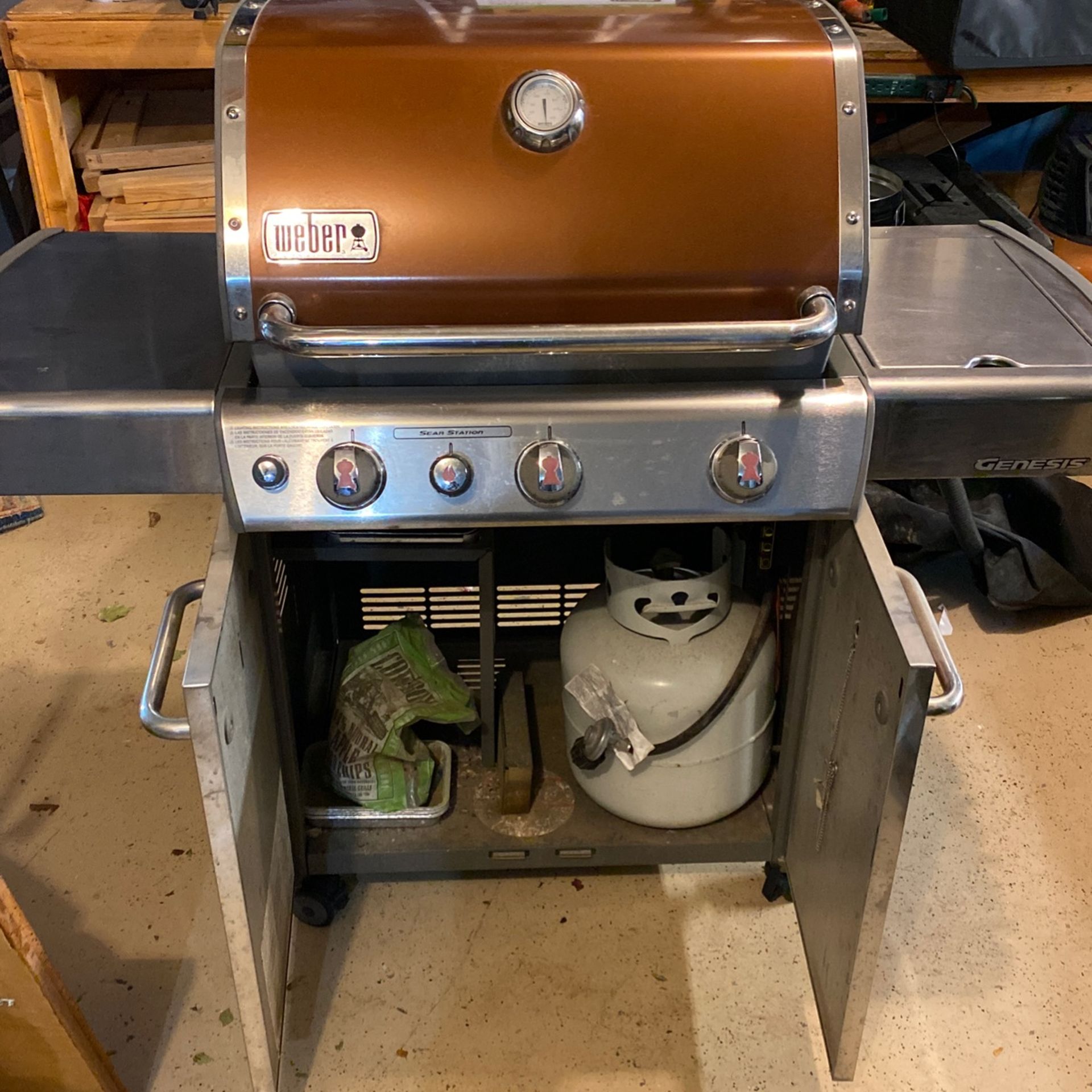 er Genesis 3Burner Gas Grill W/Searing Station for Sale in Kansas