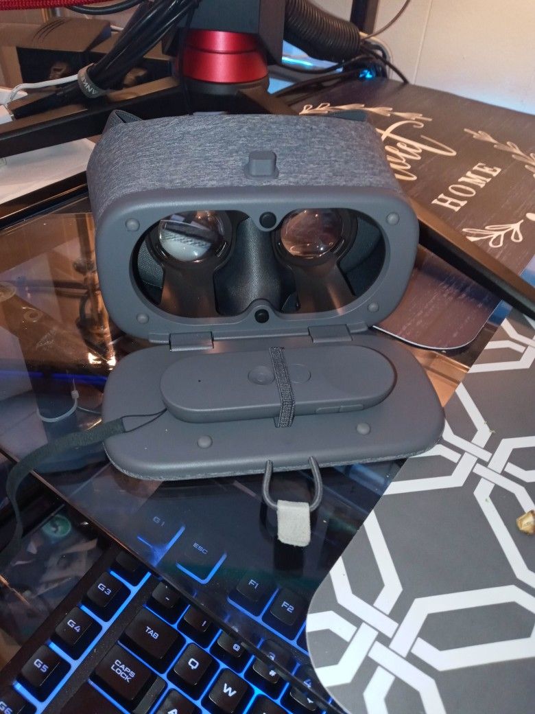 Google Daydream 2 VR Headset W/Remote. Excellent Quality