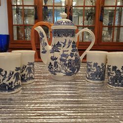 Blue willow tea pot with 4 cups Thumbnail