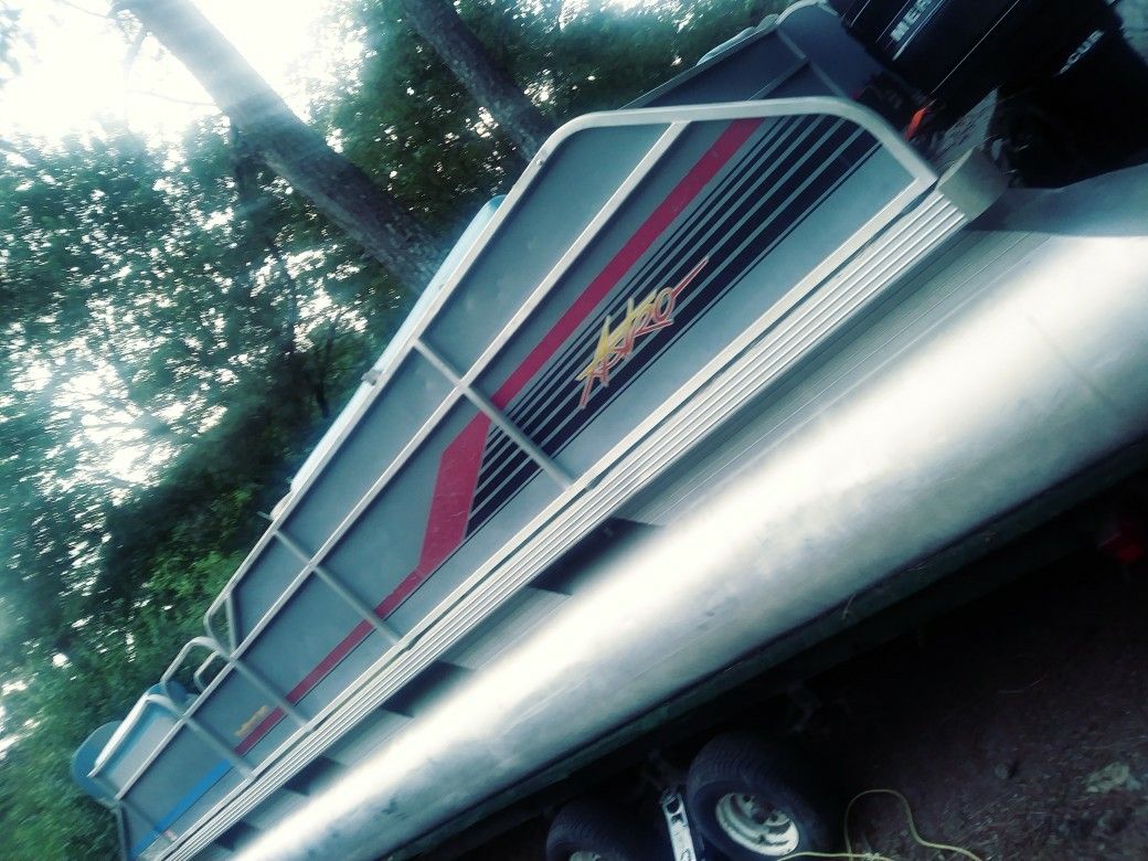 Pontoon boat