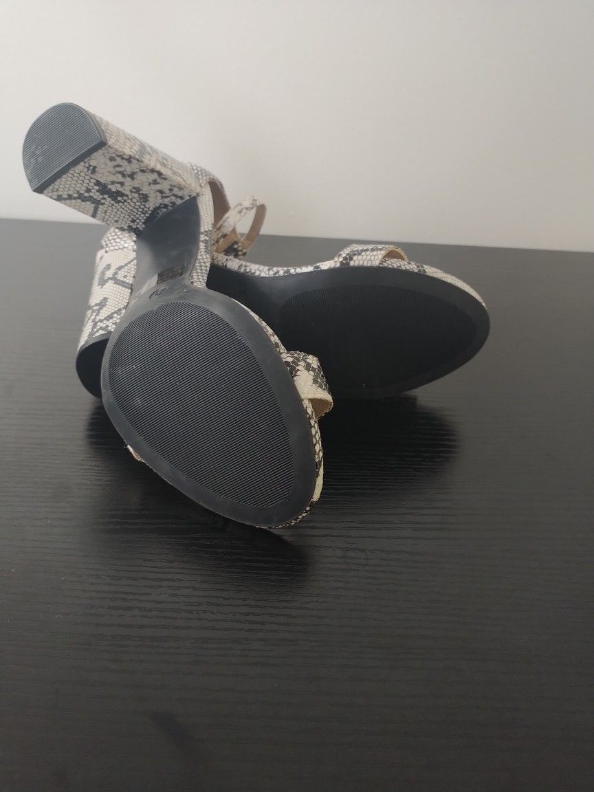 Classy Summer Shoes Size 9
